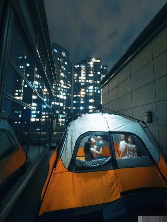 张晋一家五口天台露营,老婆蔡少芬高举小儿子,满脸宠溺笑开花