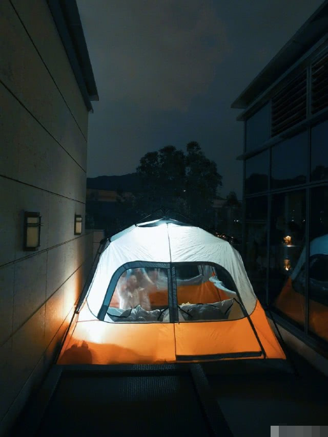 张晋一家五口天台露营,老婆蔡少芬高举小儿子,满脸宠溺笑开花