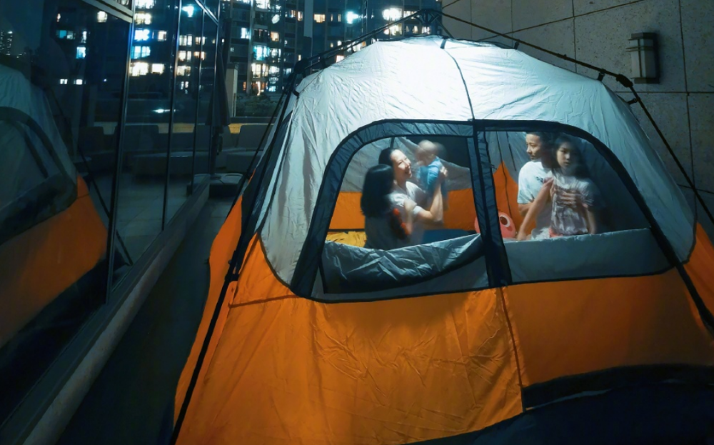 张晋一家五口天台露营,老婆蔡少芬高举小儿子,满脸宠溺笑开花