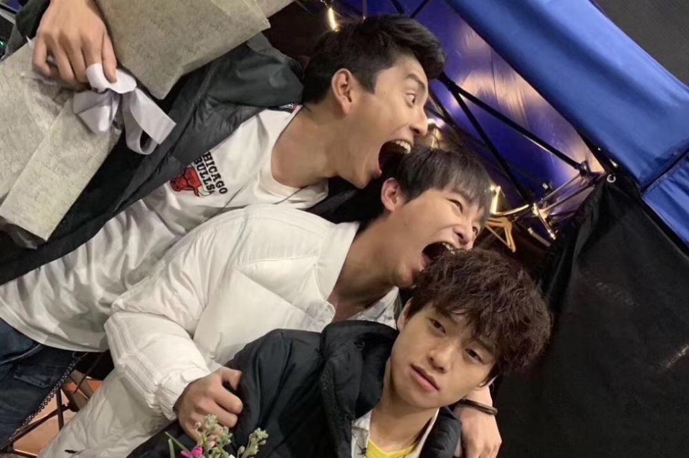 沙雕三兄弟现状,魏大勋忙恋爱,王大陆路边卖咖啡,彭昱畅拍综艺