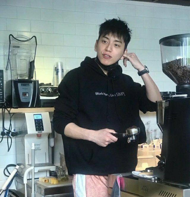 沙雕三兄弟现状,魏大勋忙恋爱,王大陆路边卖咖啡,彭昱畅拍综艺