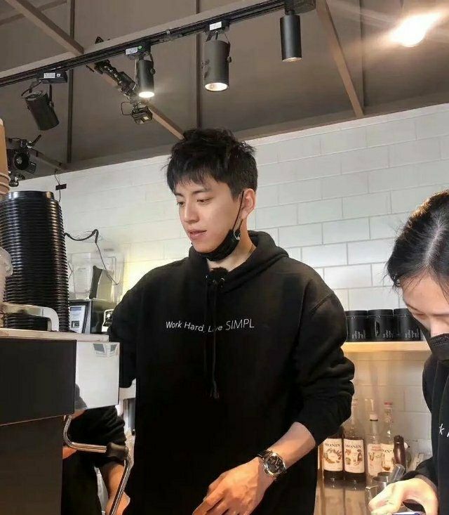 沙雕三兄弟现状,魏大勋忙恋爱,王大陆路边卖咖啡,彭昱畅拍综艺