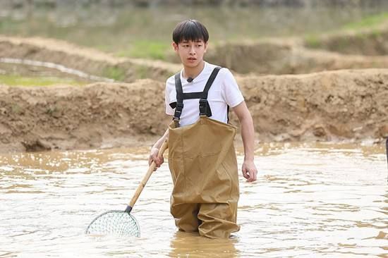 沙雕三兄弟现状,魏大勋忙恋爱,王大陆路边卖咖啡,彭昱畅拍综艺