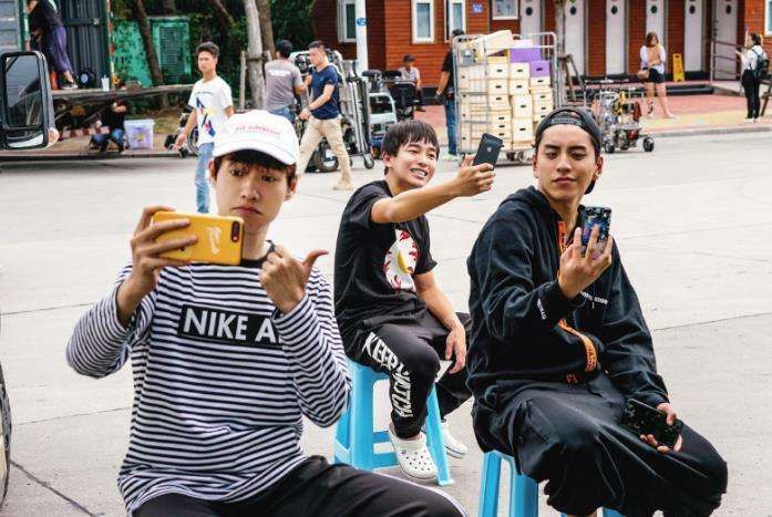 沙雕三兄弟现状,魏大勋忙恋爱,王大陆路边卖咖啡,彭昱畅拍综艺