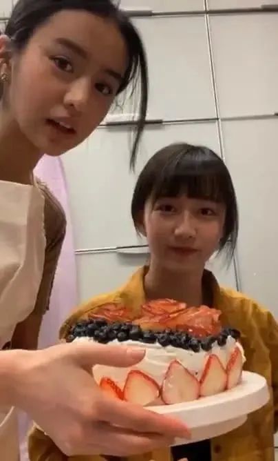 首晒合照撒狗粮、女儿直播做蛋糕,木村一家好像突然来到了人间!