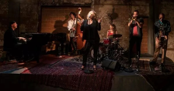 《爱乐之城》导演新剧5月8日上线 故事发生在浪漫之都巴黎