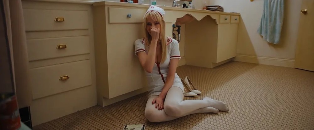 贫穷限制想象!好莱坞亿万富翁,买断3位女孩人生,永居地下豪宅