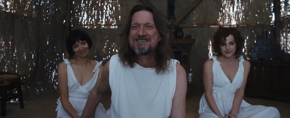 贫穷限制想象!好莱坞亿万富翁,买断3位女孩人生,永居地下豪宅