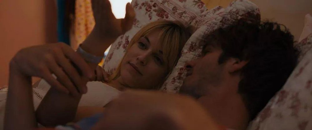 贫穷限制想象!好莱坞亿万富翁,买断3位女孩人生,永居地下豪宅