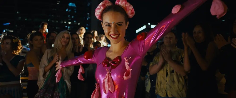 贫穷限制想象!好莱坞亿万富翁,买断3位女孩人生,永居地下豪宅