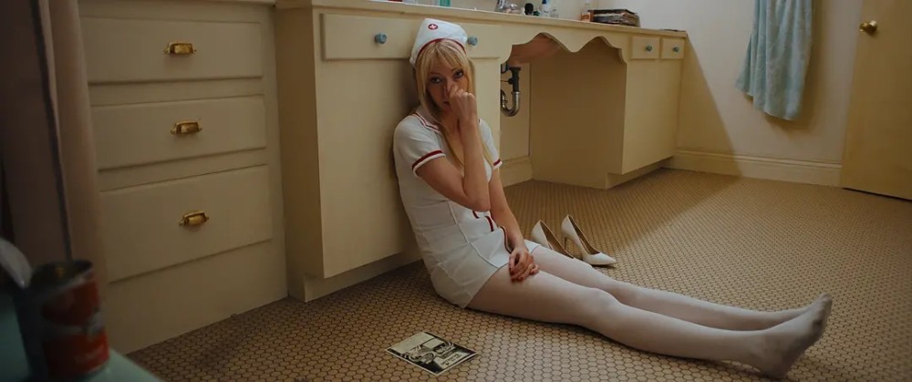 贫穷限制想象!好莱坞亿万富翁,买断3位女孩人生,永居地下豪宅