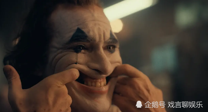 最受争议的犯罪片小丑,它不光有深度还十分烧脑,值得我们深思
