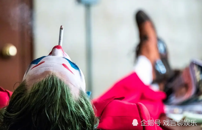 最受争议的犯罪片小丑,它不光有深度还十分烧脑,值得我们深思