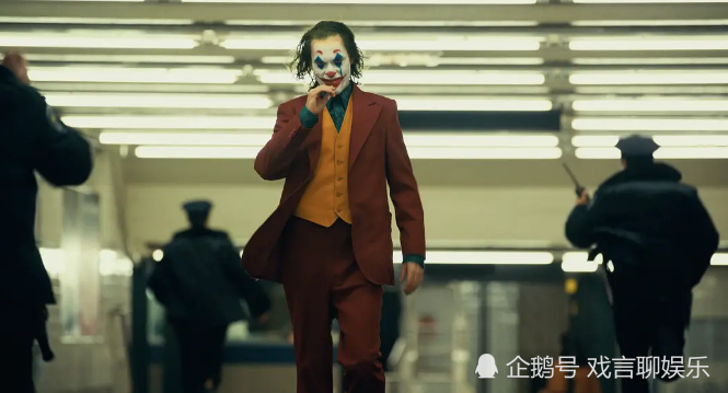 最受争议的犯罪片小丑,它不光有深度还十分烧脑,值得我们深思