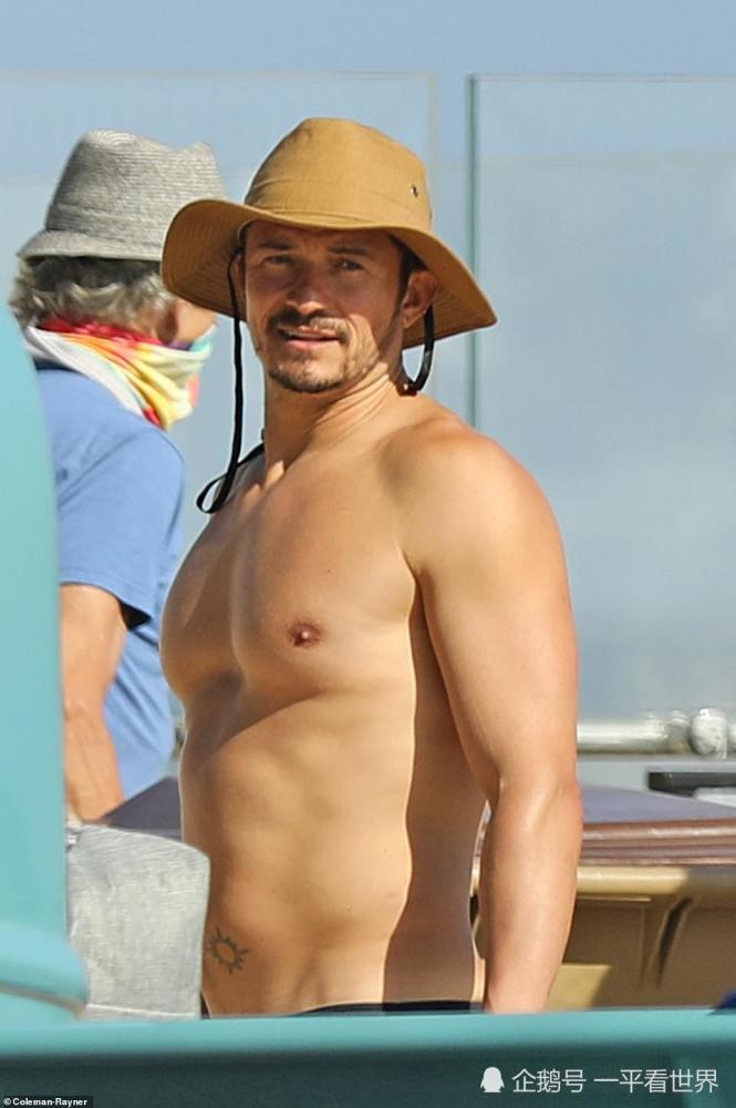 凯蒂·佩里挺孕肚现身海滩,奥兰多·布鲁姆打赤膊忙着讨好岳父