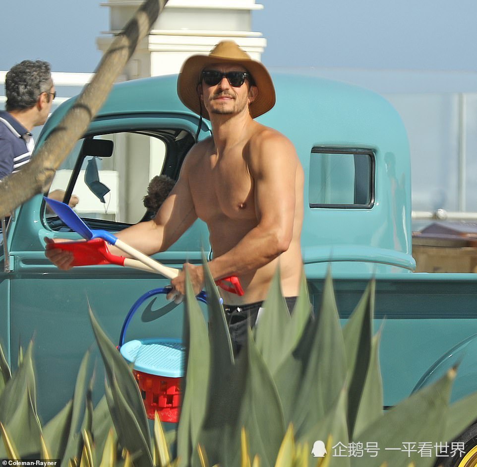 凯蒂·佩里挺孕肚现身海滩,奥兰多·布鲁姆打赤膊忙着讨好岳父