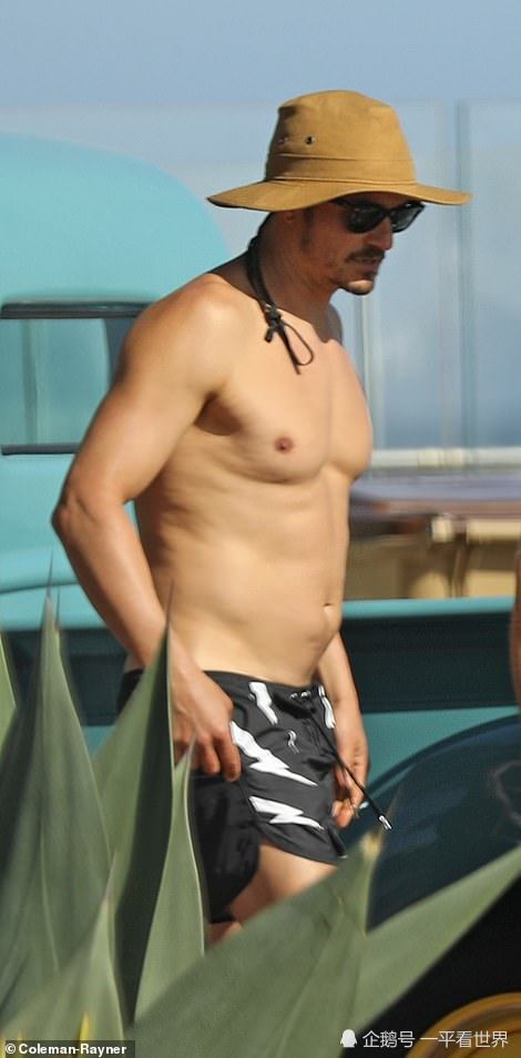 凯蒂·佩里挺孕肚现身海滩,奥兰多·布鲁姆打赤膊忙着讨好岳父