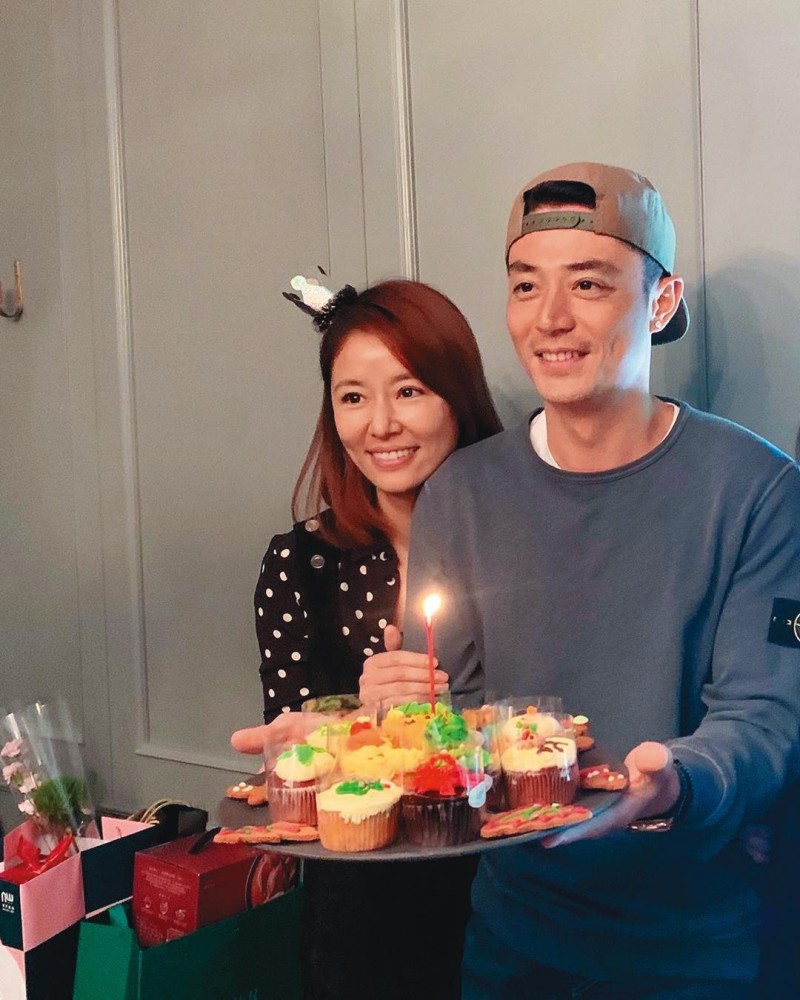 台媒辟谣林心如霍建华离婚,拍到他们夜里牵手逛街秀恩爱,为避人走小巷