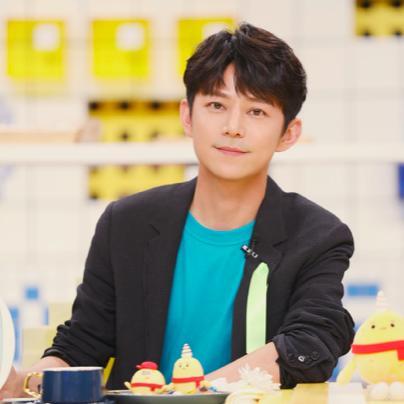 何炅为夸欧阳娜娜道歉?发文堪称模板,三点细节值得其他明星借鉴