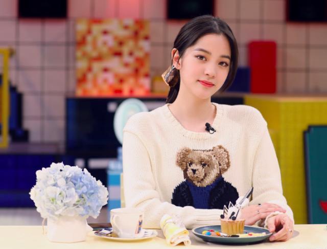 何炅为夸欧阳娜娜道歉?发文堪称模板,三点细节值得其他明星借鉴