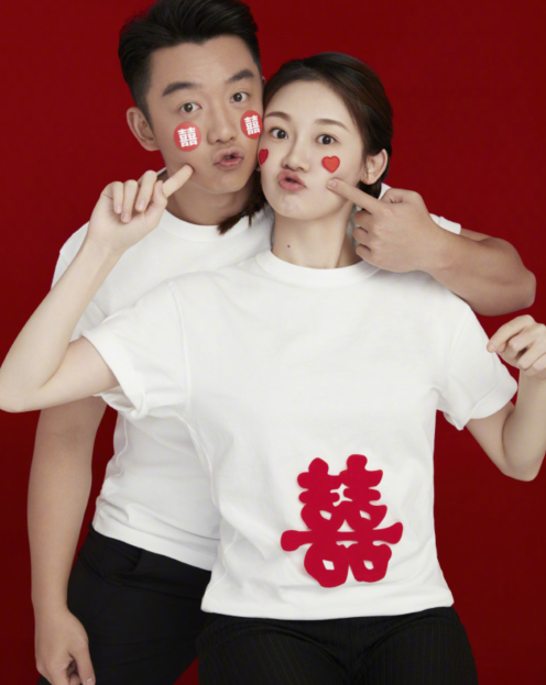 郑恺夫妇享受婚后生活,偶遇苗苗散步腰身粗壮,走路姿势太像孕妇