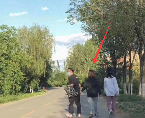 郑恺夫妇享受婚后生活,偶遇苗苗散步腰身粗壮,走路姿势太像孕妇