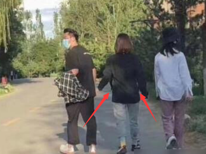 郑恺夫妇享受婚后生活,偶遇苗苗散步腰身粗壮,走路姿势太像孕妇