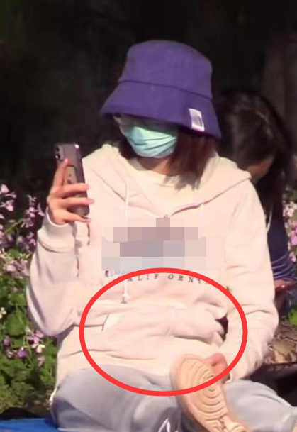 郑恺夫妇享受婚后生活,偶遇苗苗散步腰身粗壮,走路姿势太像孕妇