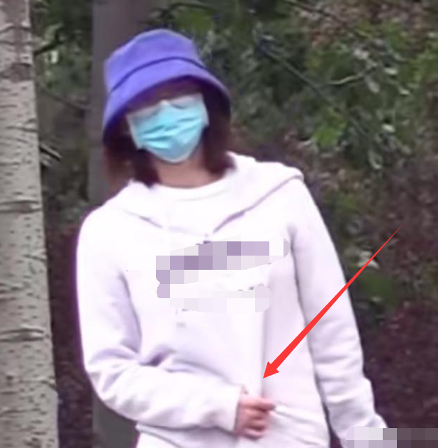 郑恺夫妇享受婚后生活,偶遇苗苗散步腰身粗壮,走路姿势太像孕妇