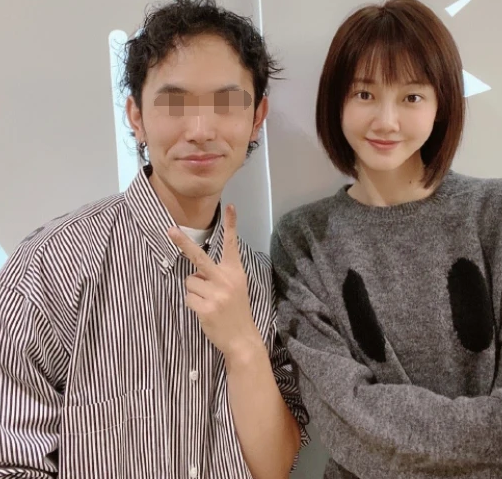 郑恺夫妇享受婚后生活,偶遇苗苗散步腰身粗壮,走路姿势太像孕妇