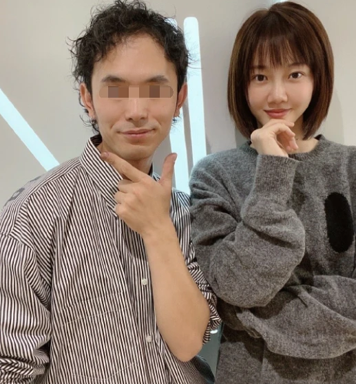 郑恺夫妇享受婚后生活,偶遇苗苗散步腰身粗壮,走路姿势太像孕妇