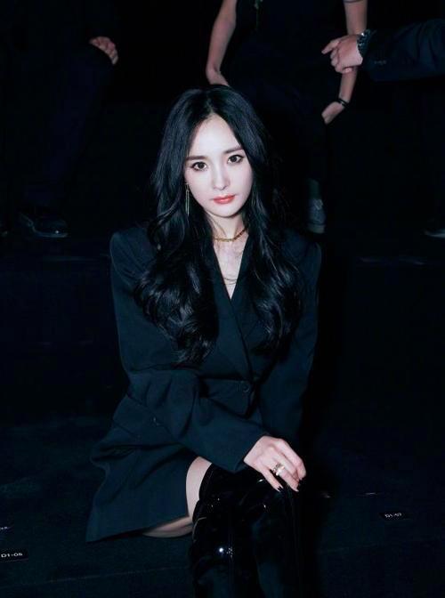 曝杨幂手上出现自残痕迹?粉丝澄清却受质疑,早年发言被扒引心疼