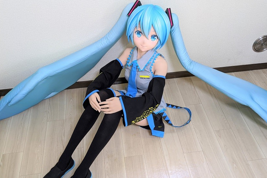 为了支持水树奈奈,61岁日本宅男靠贩卖初音贴画,获利340万日元