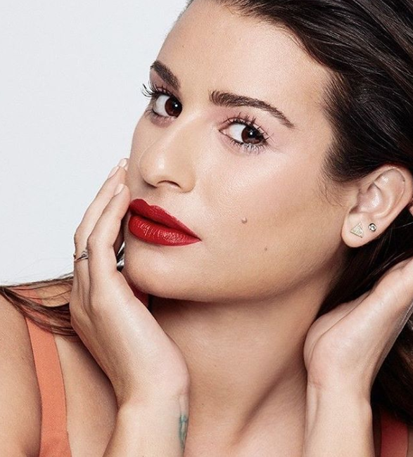 美国知名女星歧视黑人女演员称要在其假发中拉大便,发长文道歉拿怀孕博同情