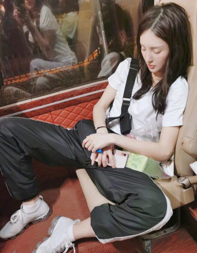 《乘风破浪的姐姐》阵容官宣完毕,张雨绮合影显眼,伊能静状态好