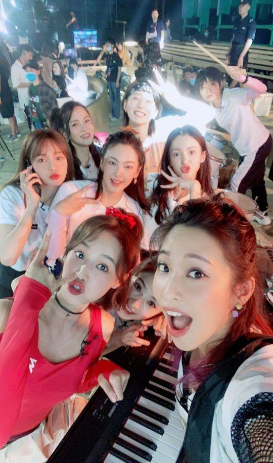 《乘风破浪的姐姐》阵容官宣完毕,张雨绮合影显眼,伊能静状态好