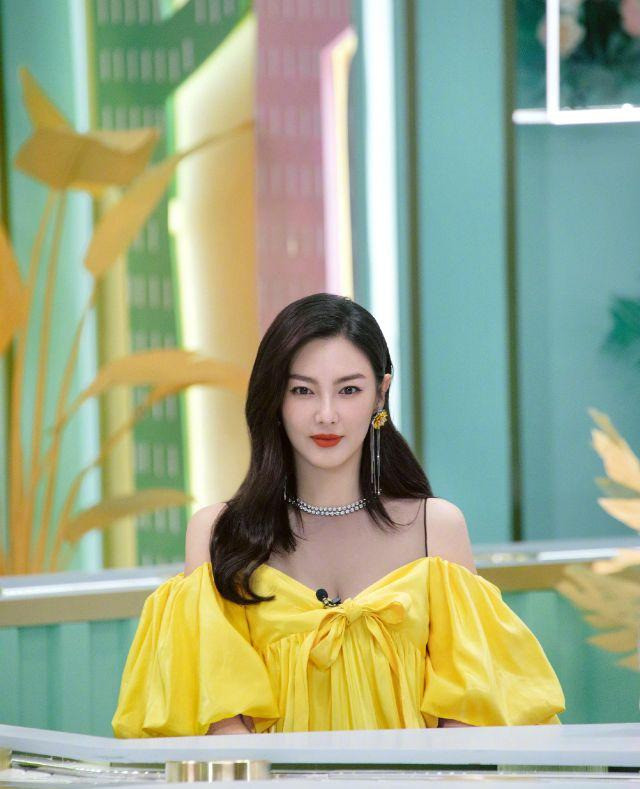 《乘风破浪的姐姐》阵容官宣完毕,张雨绮合影显眼,伊能静状态好