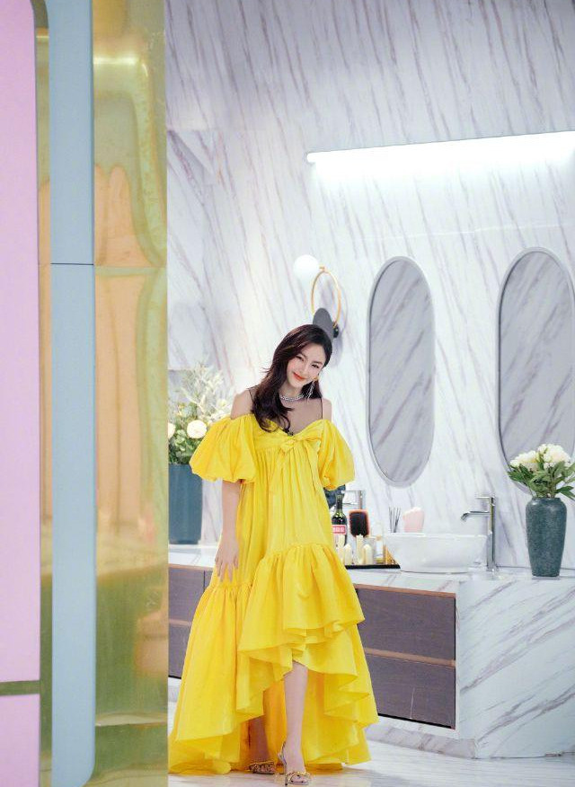 《乘风破浪的姐姐》阵容官宣完毕,张雨绮合影显眼,伊能静状态好