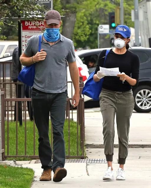 梅根小日子过不成了!走到美国大街上被跟踪,幸亏保镖能招架得住