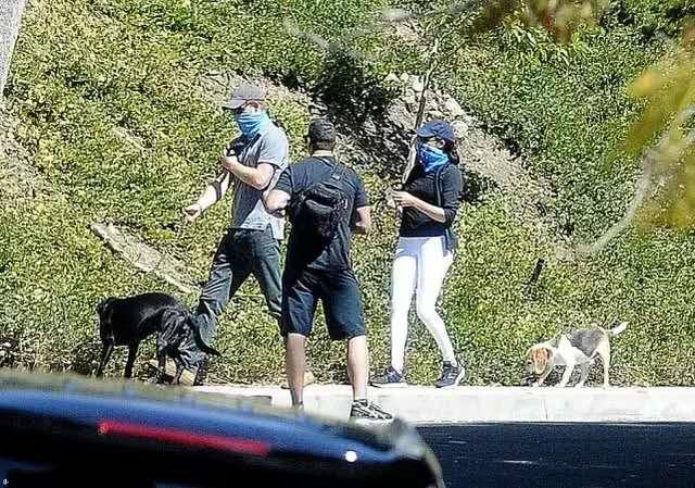 梅根小日子过不成了!走到美国大街上被跟踪,幸亏保镖能招架得住