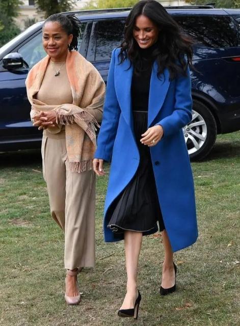 梅根小日子过不成了!走到美国大街上被跟踪,幸亏保镖能招架得住