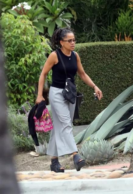 梅根小日子过不成了!走到美国大街上被跟踪,幸亏保镖能招架得住