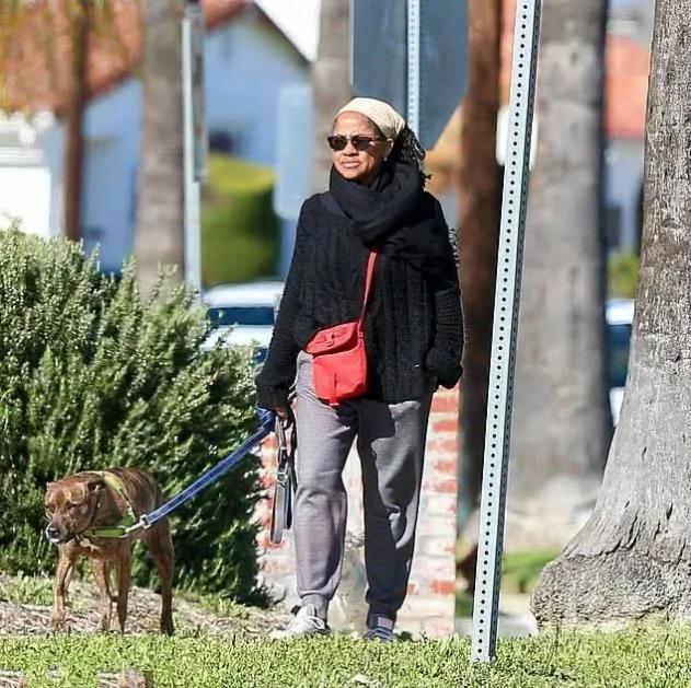 梅根小日子过不成了!走到美国大街上被跟踪,幸亏保镖能招架得住