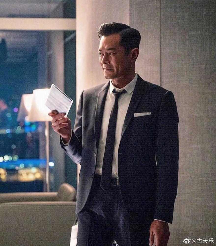 古天乐给基层演员发放资助金,众人发文感谢,还为古仔的感情担忧