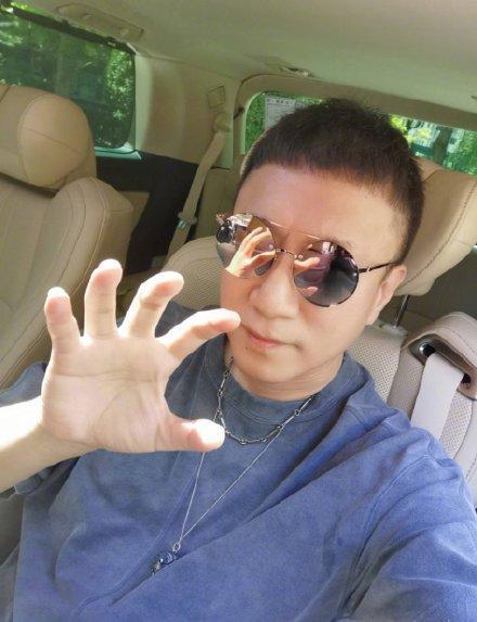 孙红雷纪念与妻子的初见,随后王骏迪也留言评论,真是一大口狗粮