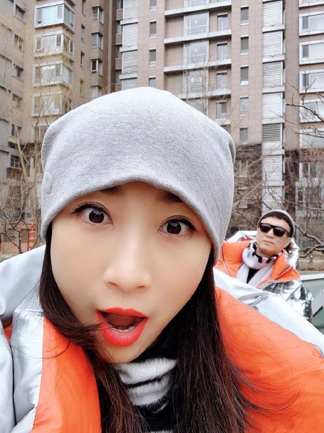 孙红雷纪念与妻子的初见,随后王骏迪也留言评论,真是一大口狗粮