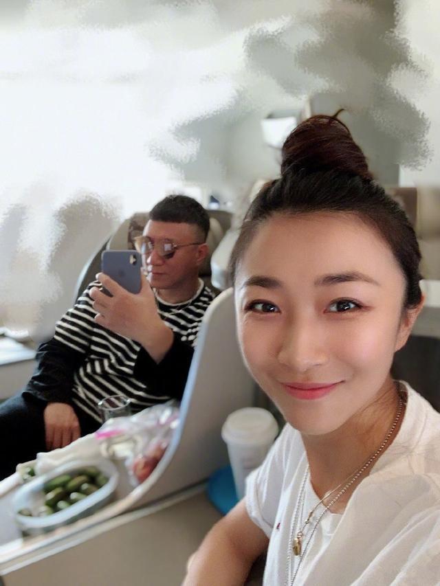 孙红雷纪念与妻子的初见,随后王骏迪也留言评论,真是一大口狗粮