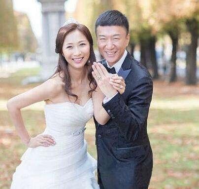 孙红雷纪念与妻子的初见,随后王骏迪也留言评论,真是一大口狗粮