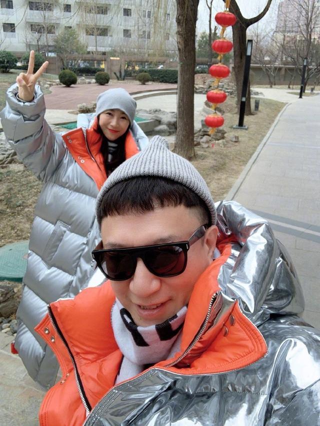 孙红雷纪念与妻子的初见,随后王骏迪也留言评论,真是一大口狗粮