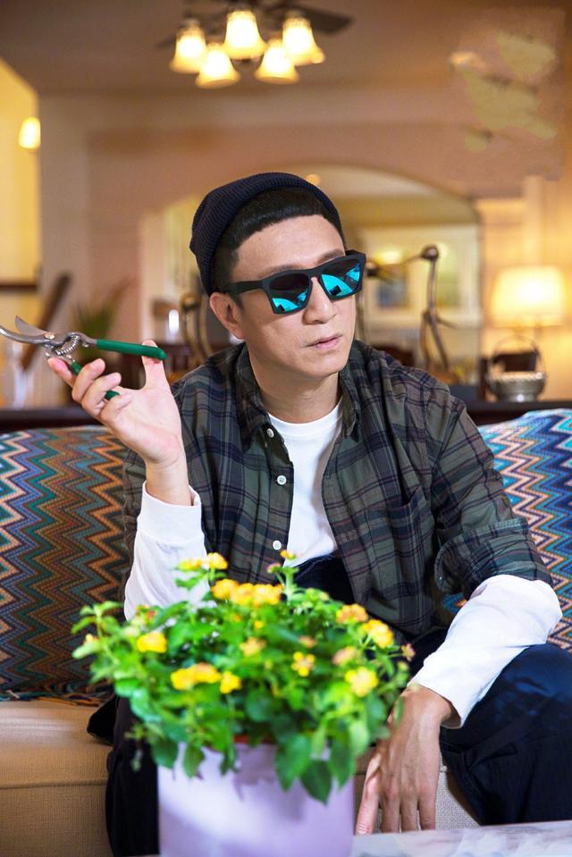 孙红雷纪念与妻子的初见,随后王骏迪也留言评论,真是一大口狗粮